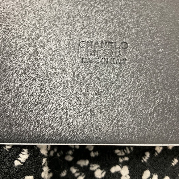 CHANEL BLACK / WHITE 2019 LA PAUSA CC BUTTON WOOL TWEED BELTED JACKET - Picture 8 of 9